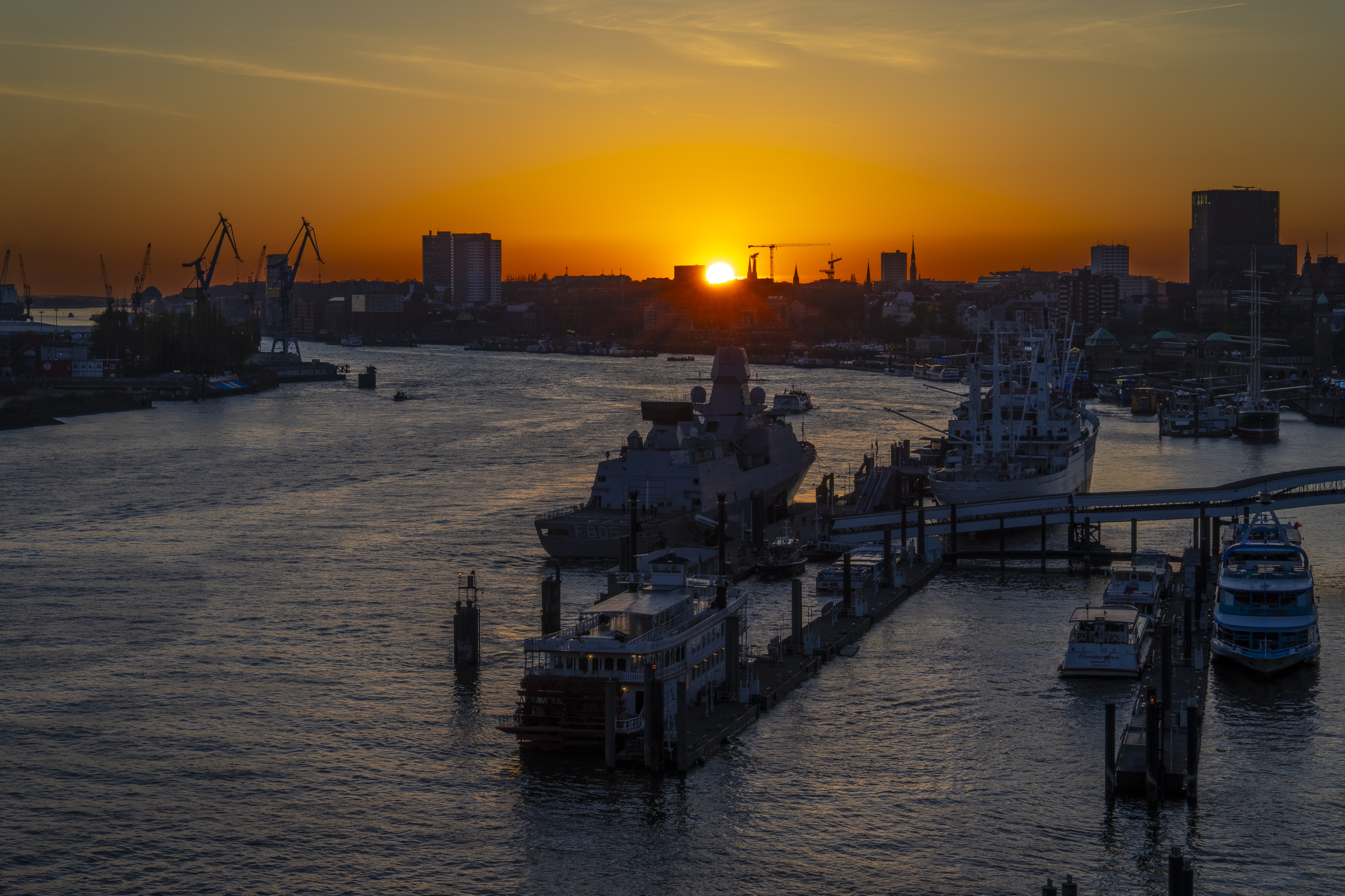 Hamburg bei Nacht mit Blick von der Elbphilharmonie - Andy Ilmberger