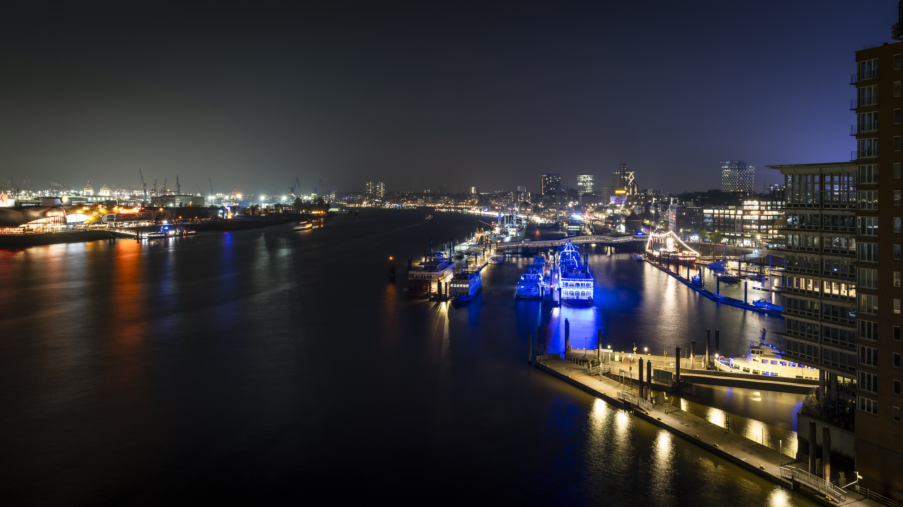 Hamburg bei Nacht mit Blick von der Elbphilharmonie - Andy Ilmberger