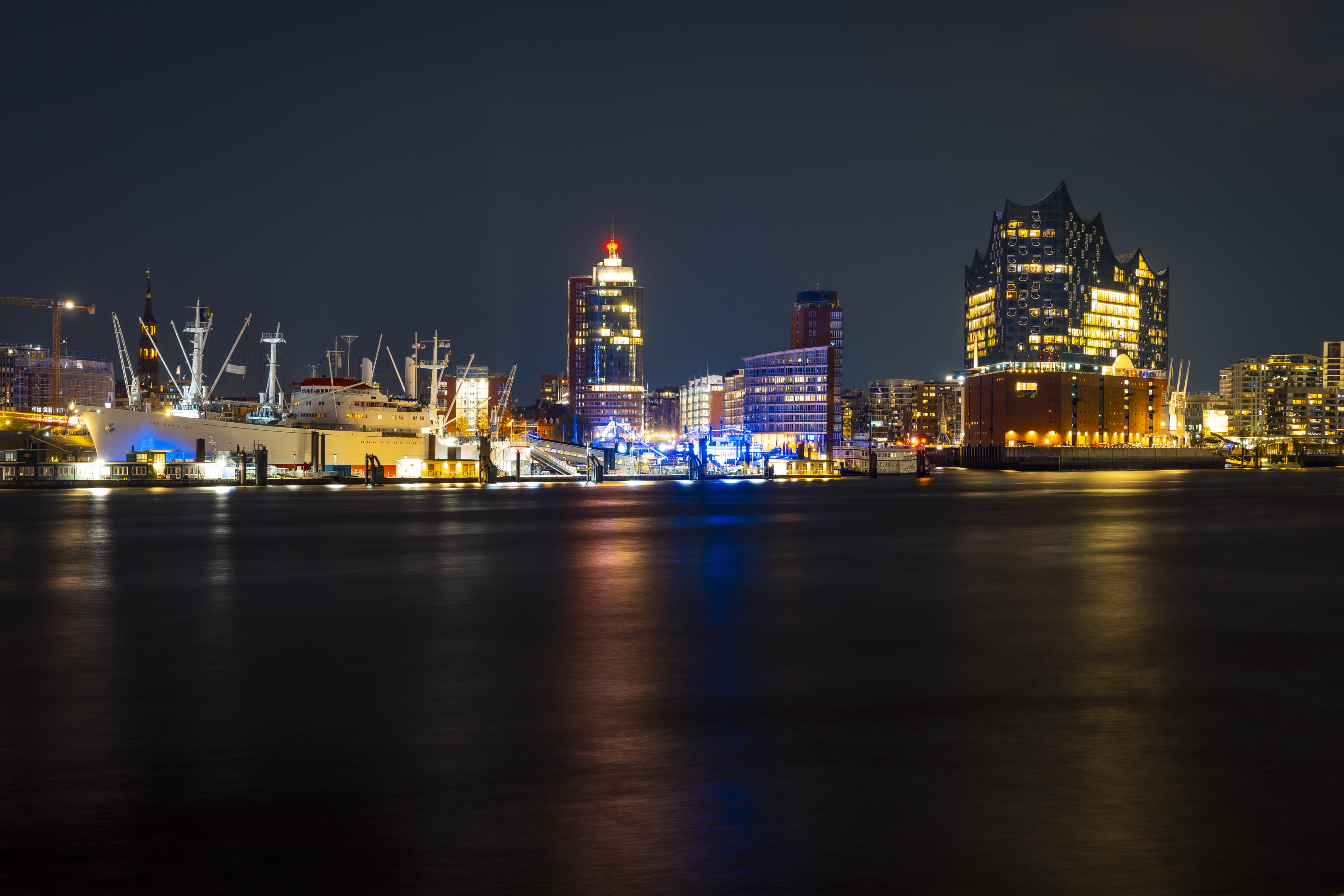 Hamburg bei Nacht mit Elbphilharmonie - Andy Ilmberger