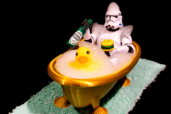 Stormtrooper im Feierabend mit Quietsch-Ente